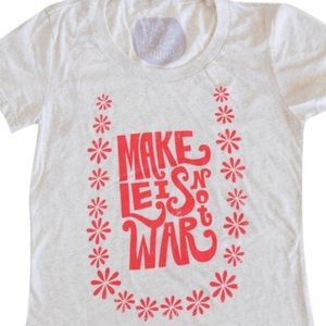 Lucky we live Hawai’i Make leis not war tee NWT